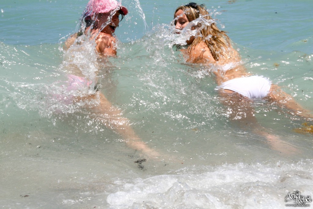 Zwei Bikinimädchen am Strand spielen
 #72315022