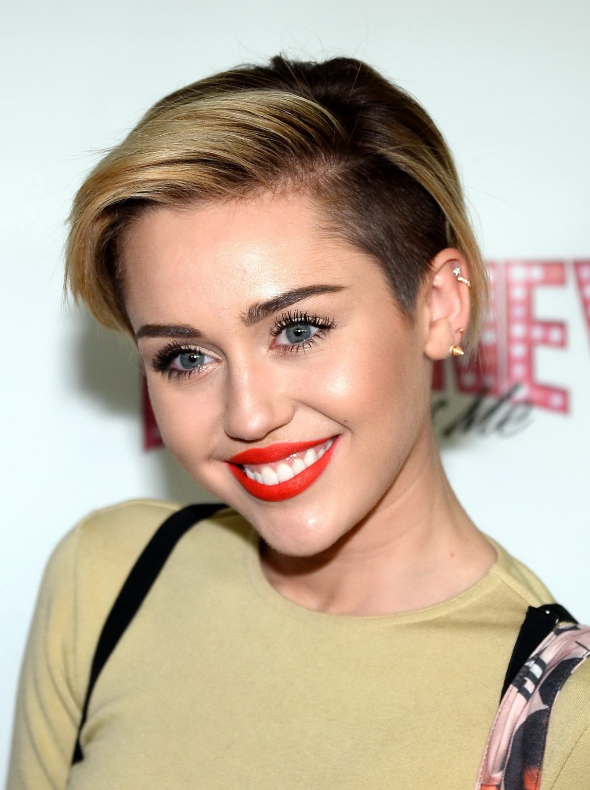 Miley cyrus mostrando las tetas en el estreno de 'britney: piece of me' en las ve
 #75209240