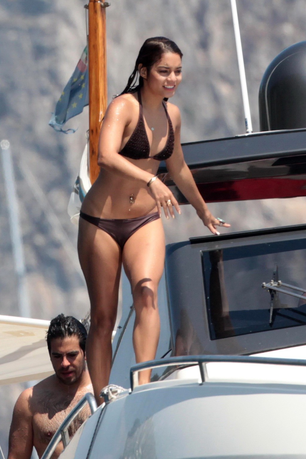 Vanessa Hudgens indossa un sexy bikini marrone su una barca a Ischia
 #75223892
