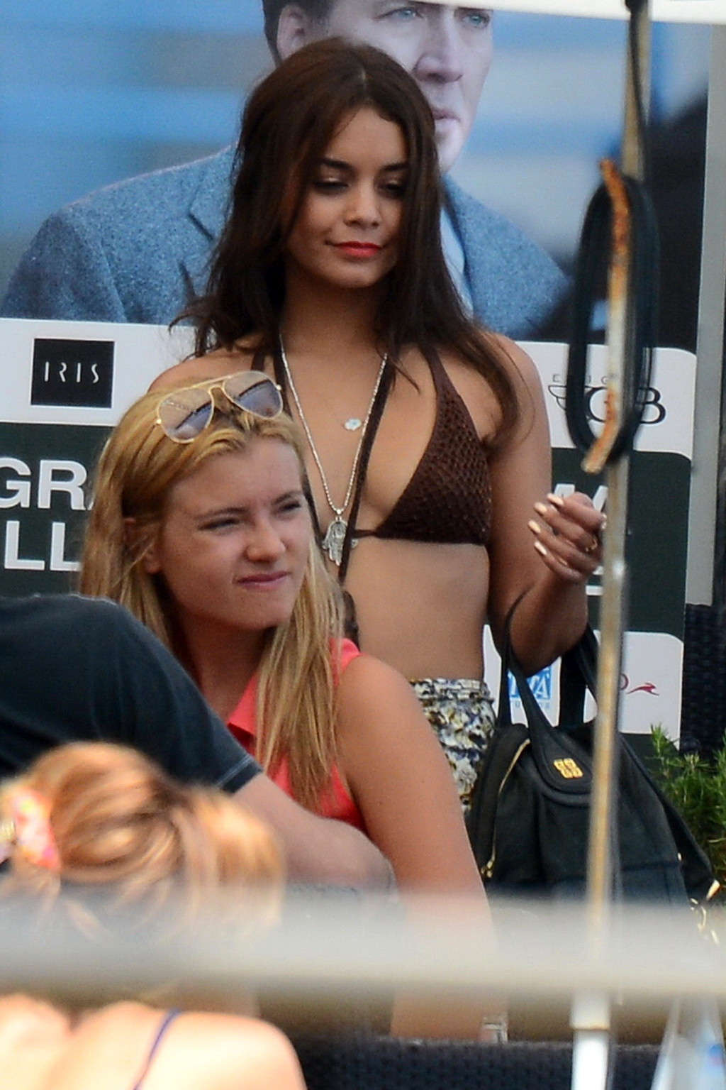 Vanessa Hudgens indossa un sexy bikini marrone su una barca a Ischia
 #75223969