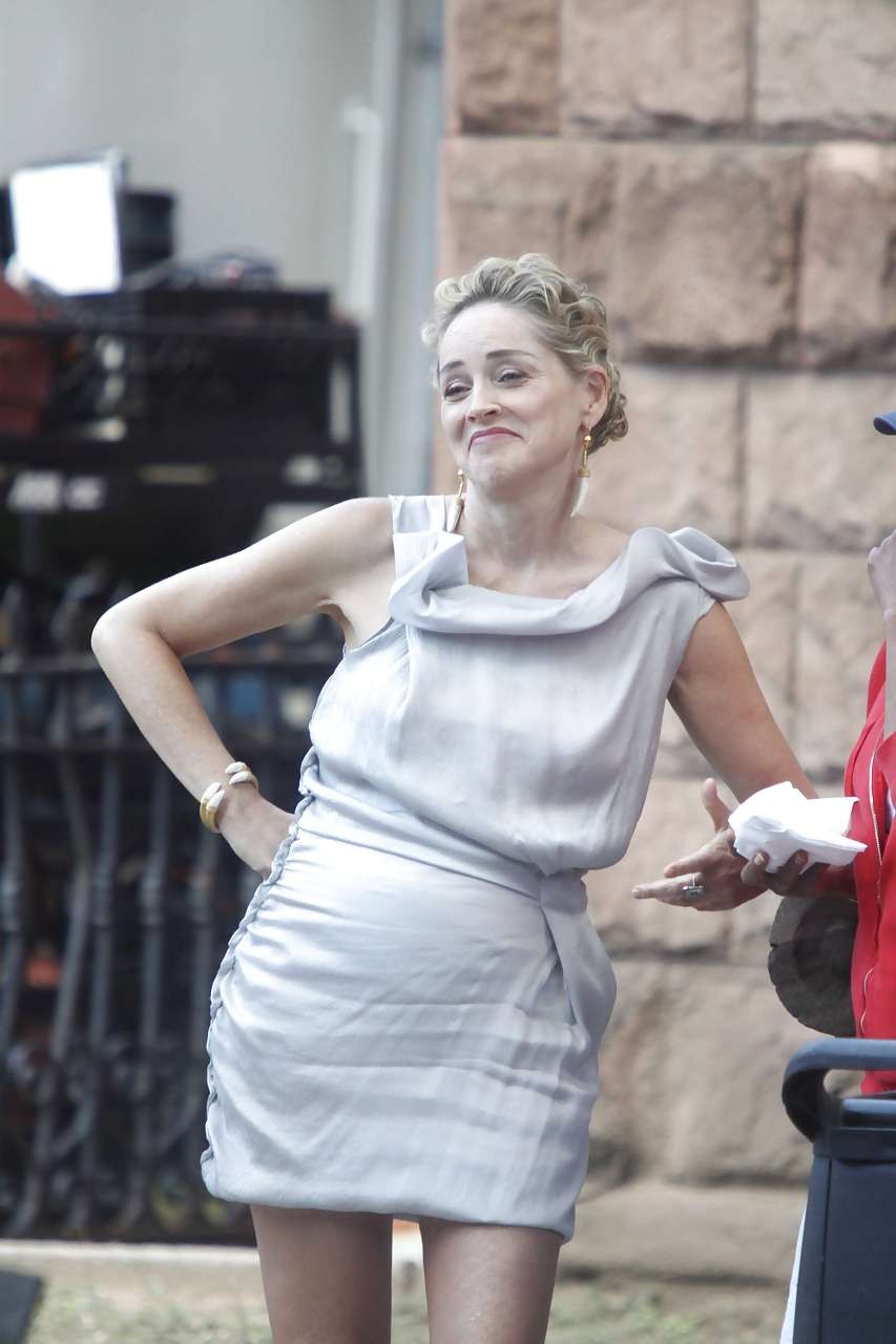 Sharon Stone zeigt ihr Höschen unterm Rock, während sie ihre Beine eincremt
 #75286219