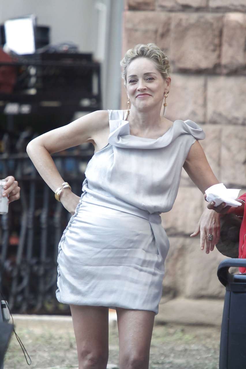 Sharon stone mostrando sus bragas por encima de la falda mientras se unta crema en las piernas
 #75286221