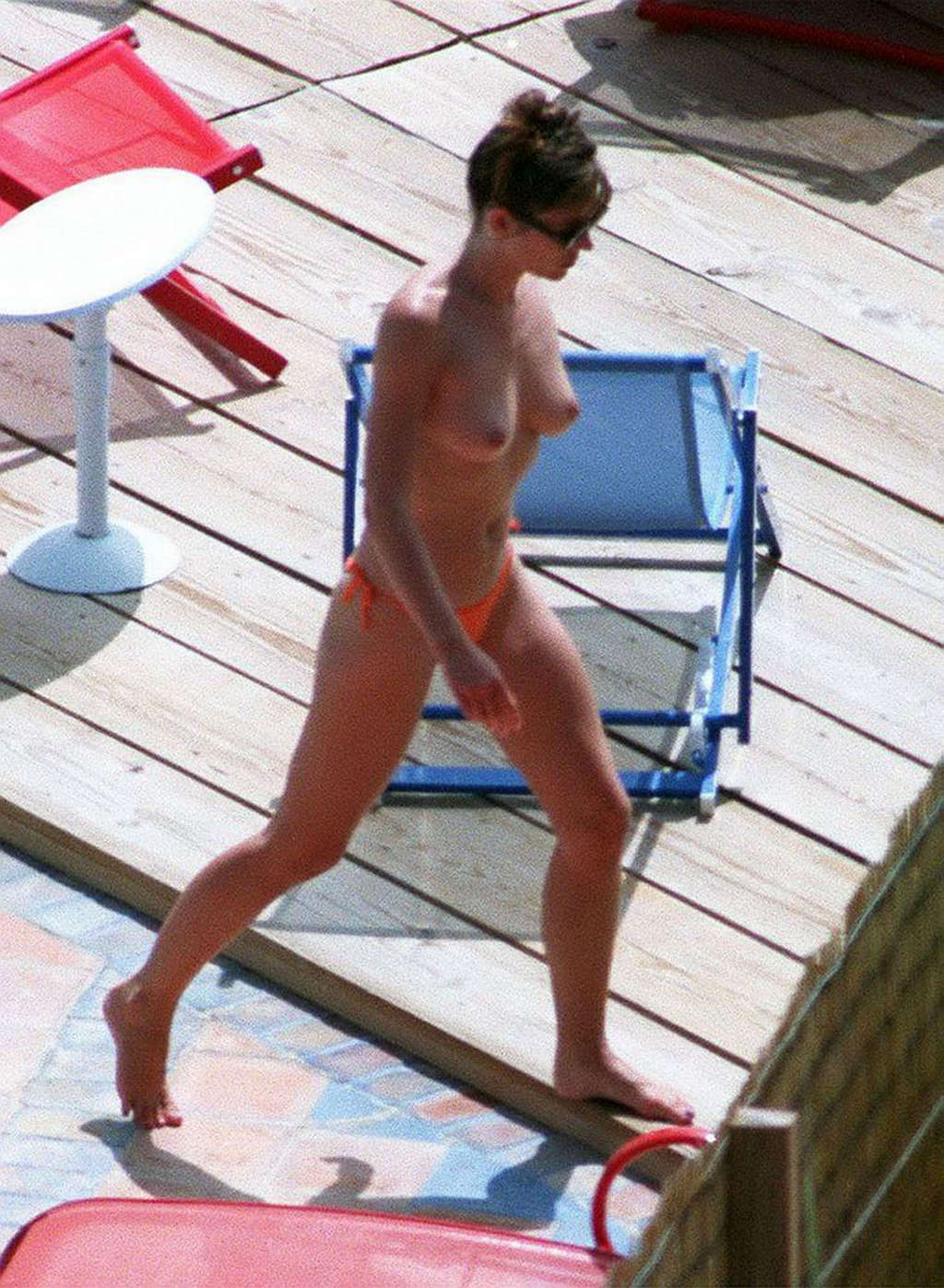 Elizabeth Hurley entblößt ihre schönen großen Titten am Strand im Urlaub Paparazzi p
 #75367440