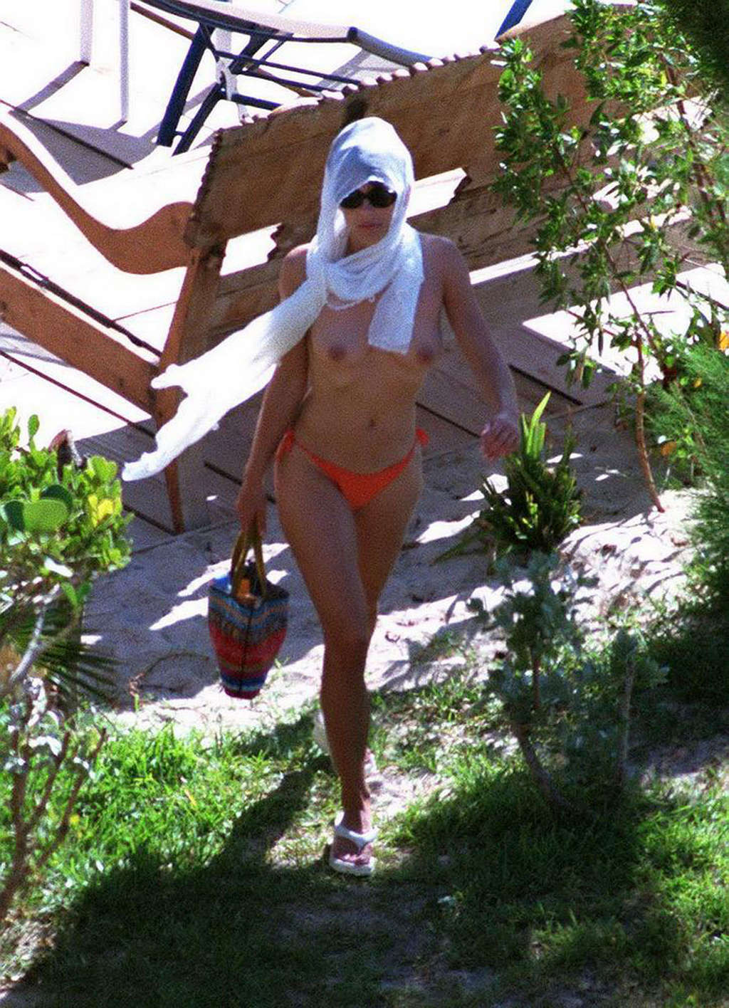 Elizabeth Hurley entblößt ihre schönen großen Titten am Strand im Urlaub Paparazzi p
 #75367455
