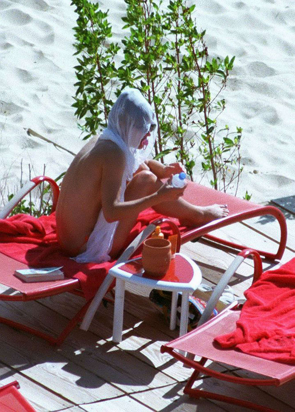 Elizabeth Hurley entblößt ihre schönen großen Titten am Strand im Urlaub Paparazzi p
 #75367462