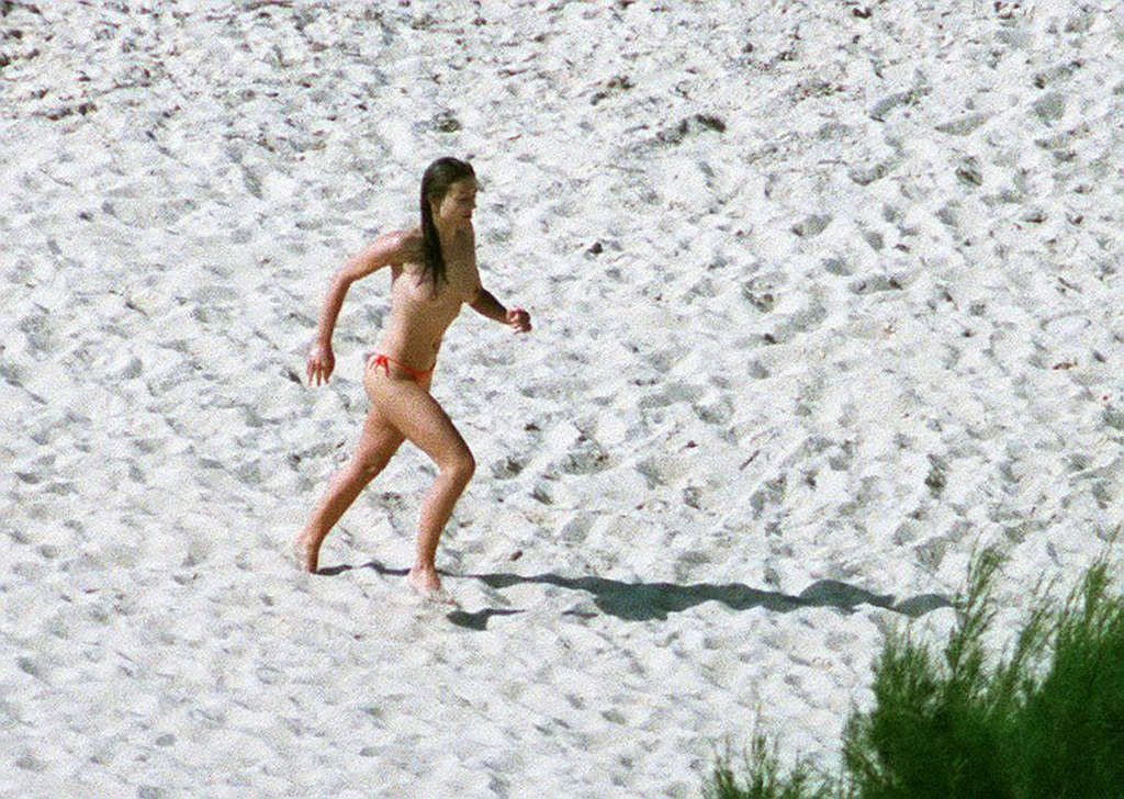Elizabeth Hurley esponendo le sue belle grandi tette sulla spiaggia durante la vacanza paparazzi p
 #75367493