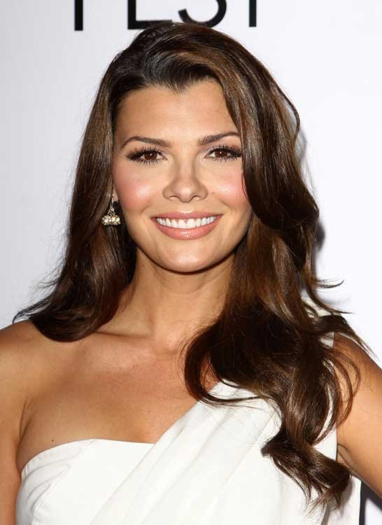 Ali Landry a des gros seins serrés dans un soutien-gorge sexy.
 #75375567