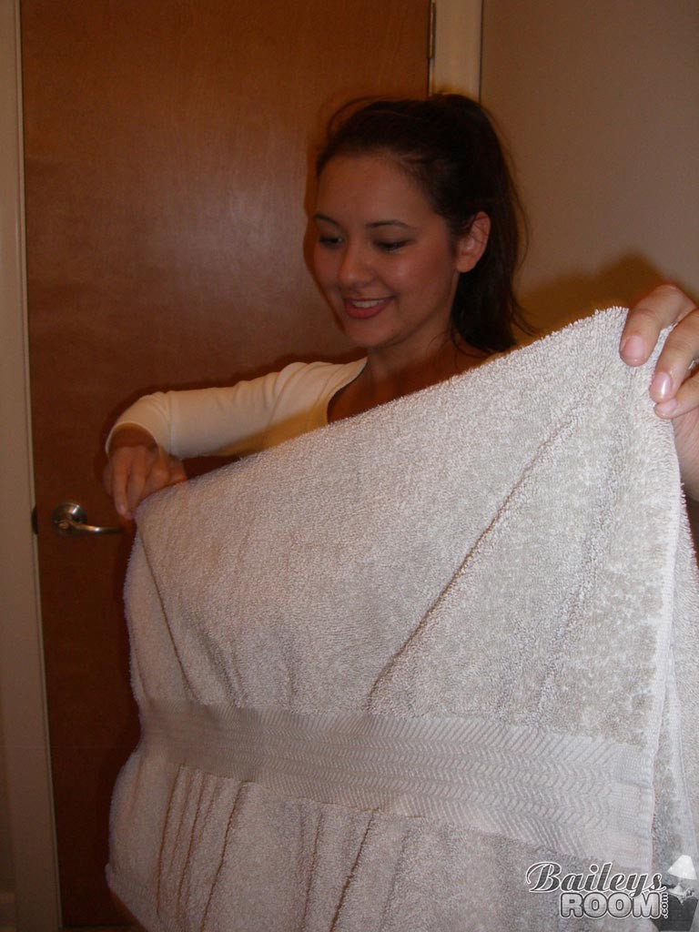 Real amateur teen girl showering