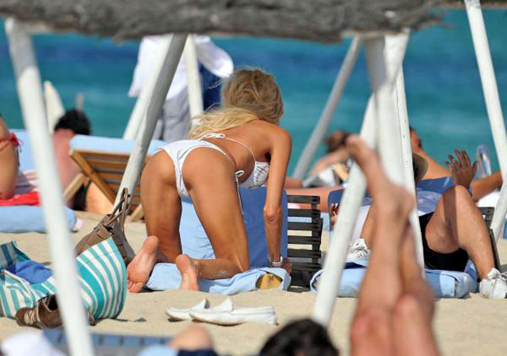 Victoria silvstedt esponendo il suo corpo sexy e culo caldo in bikini sulla spiaggia
 #75346275