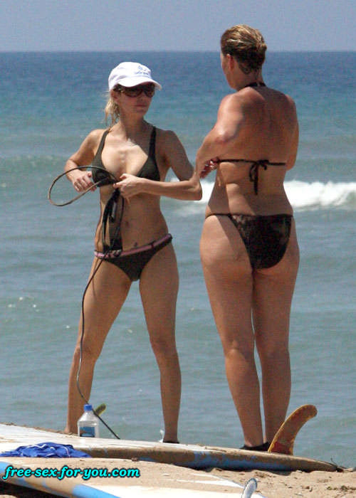 Heather Locklear mostrando el culo en falda transparente y posando en bikini
 #75434595