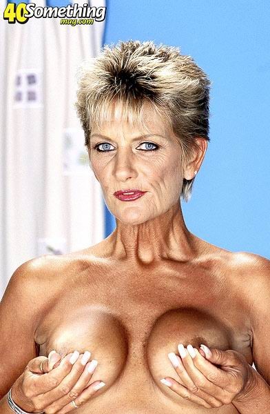 Reife Frau genießt Sex
 #70682281