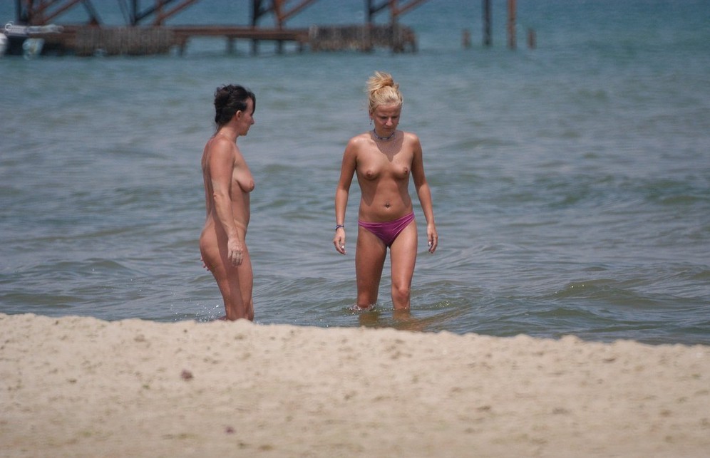 Vollbusiges blondes Teenie zieht sich aus und bräunt sich am FKK-Strand
 #72251585