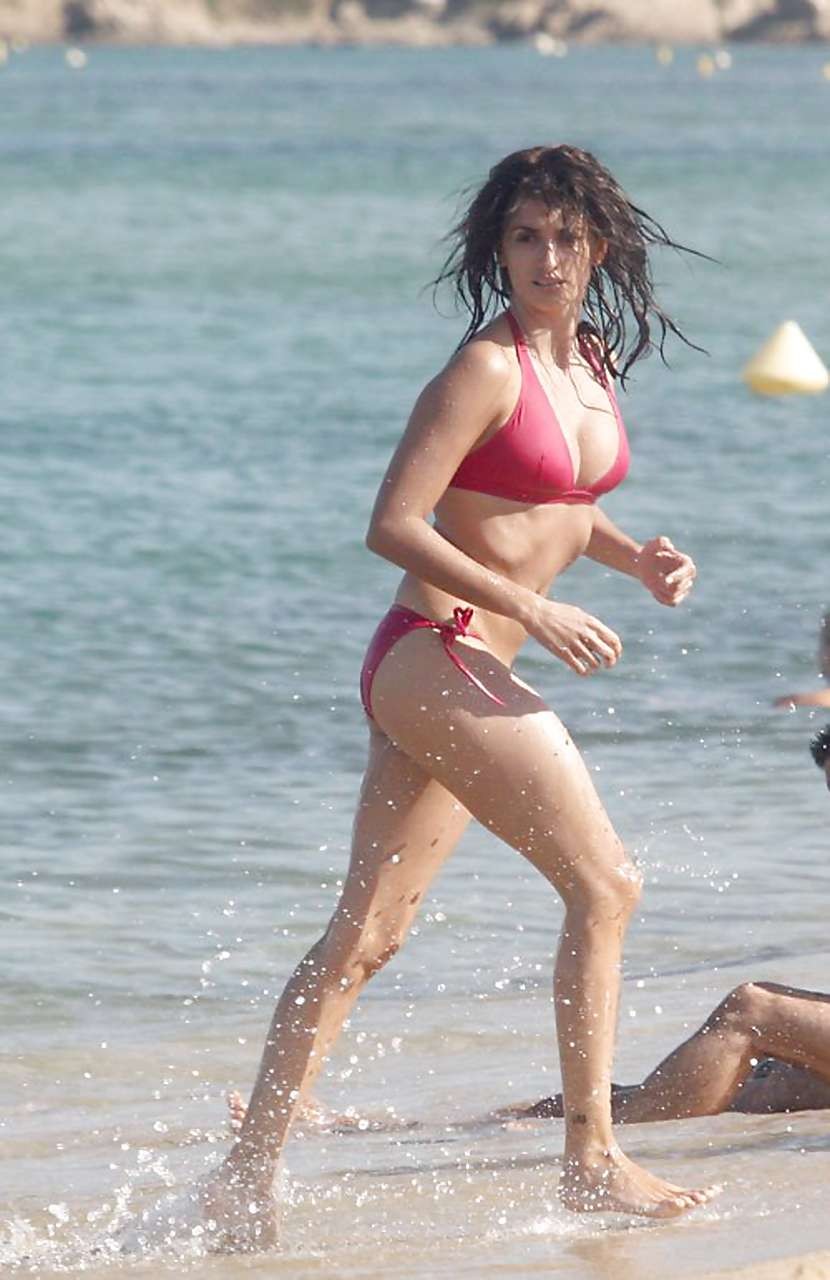 Penelope Cruz giving paparazzi great view on her tits on beach #75288119