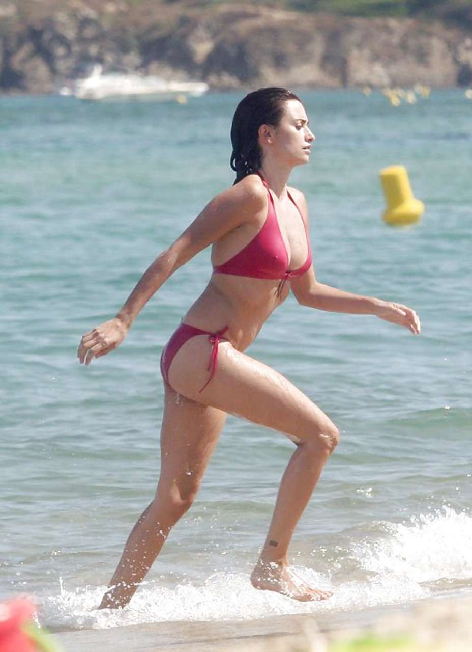 Penelope Cruz giving paparazzi great view on her tits on beach #75288123