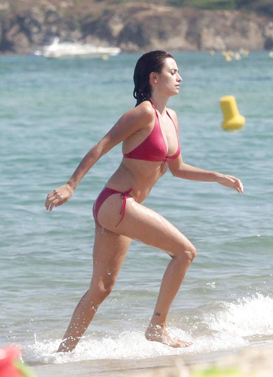 Penelope Cruz gibt Paparazzi tollen Blick auf ihre Titten am Strand
 #75288123