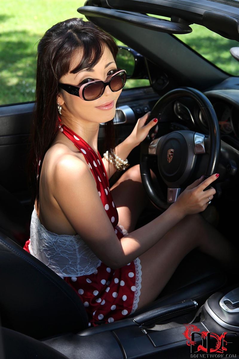 Marica hase streift ein rotes Polka-Dot-Kleid auf einem schönen Auto ab
 #69836914