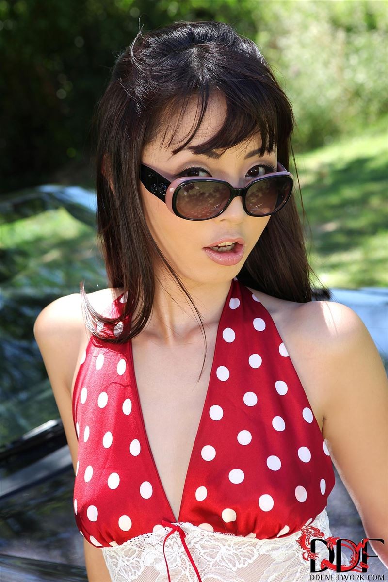 Marica Hase enlève une robe rouge à pois sur une belle voiture.
 #69836928