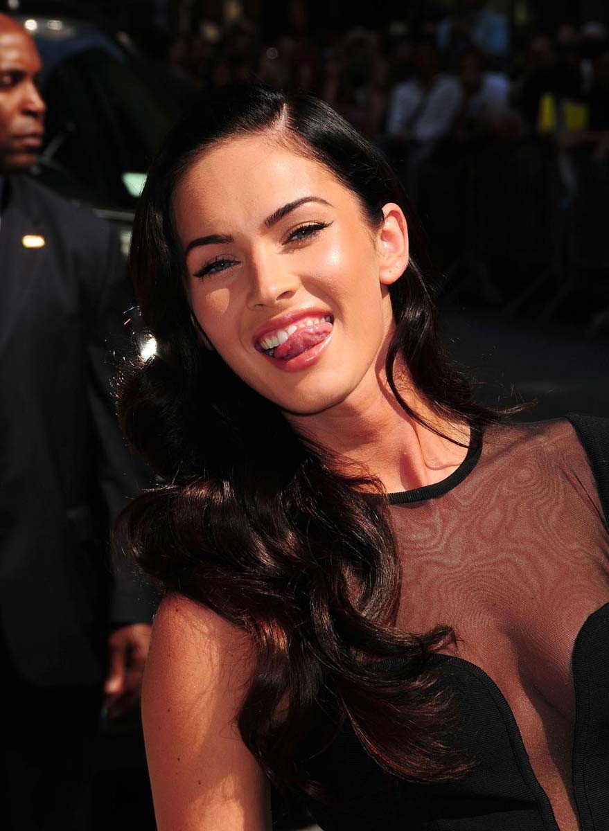 Megan fox erstaunlichen Körper in sexy schwarzer Unterwäsche
 #75391524