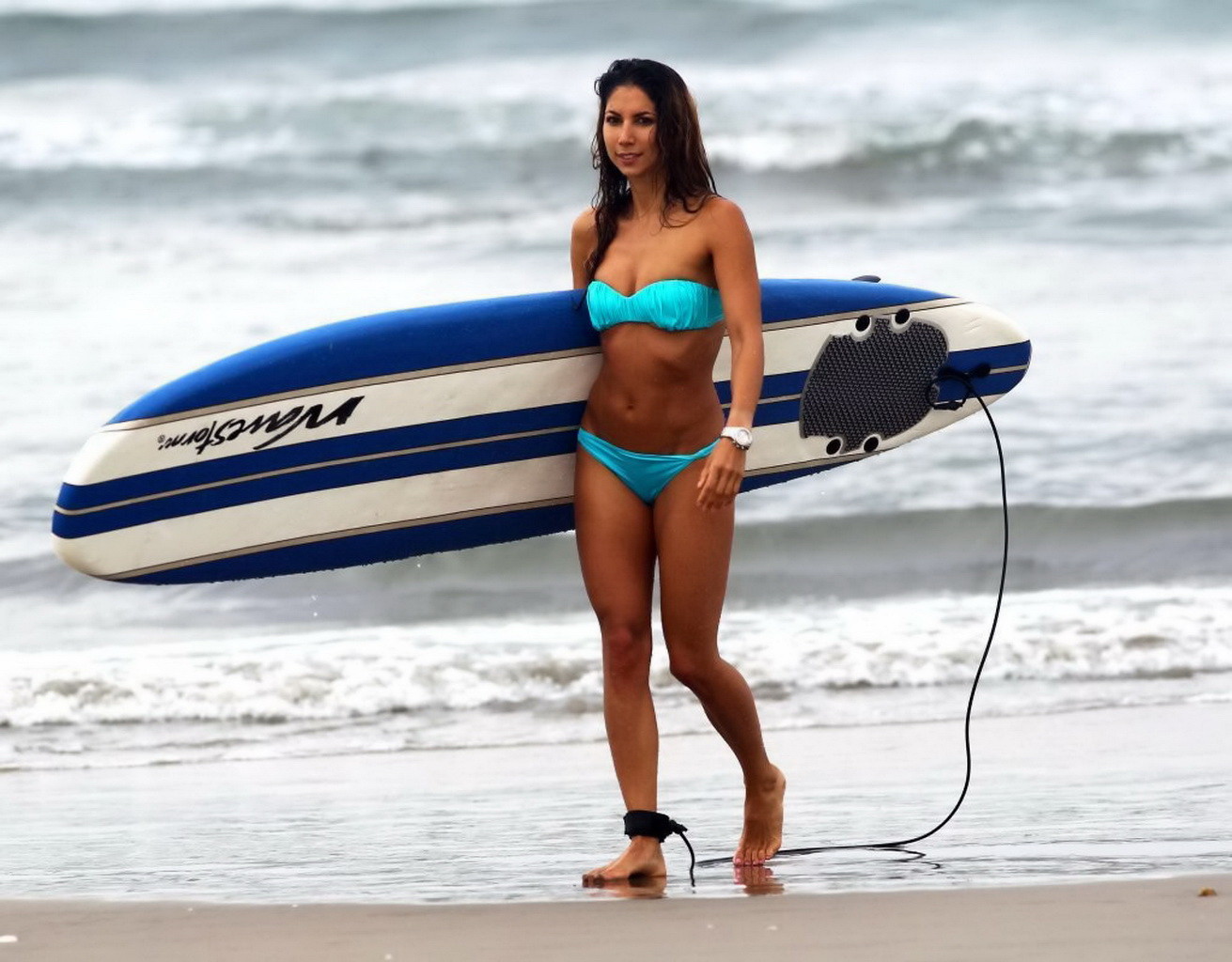 Leilani dowding in un bikini blu cielo senza spalline che fa surf a Venice Beach
 #75224663