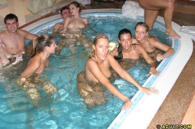 Des étudiantes aux gros seins s'amusant dans une fête de piscine
 #70684825