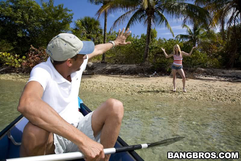 Se dirigen en barco a la isla donde se ponen cómodos en un picnic
 #74298672