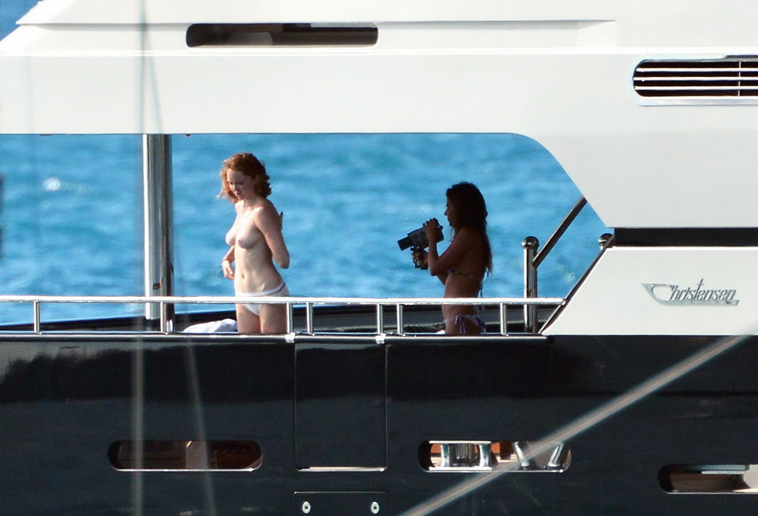 La plantureuse Lily Cole plongeant seins nus d'un yacht à Saint-Barthélemy.
 #75244480