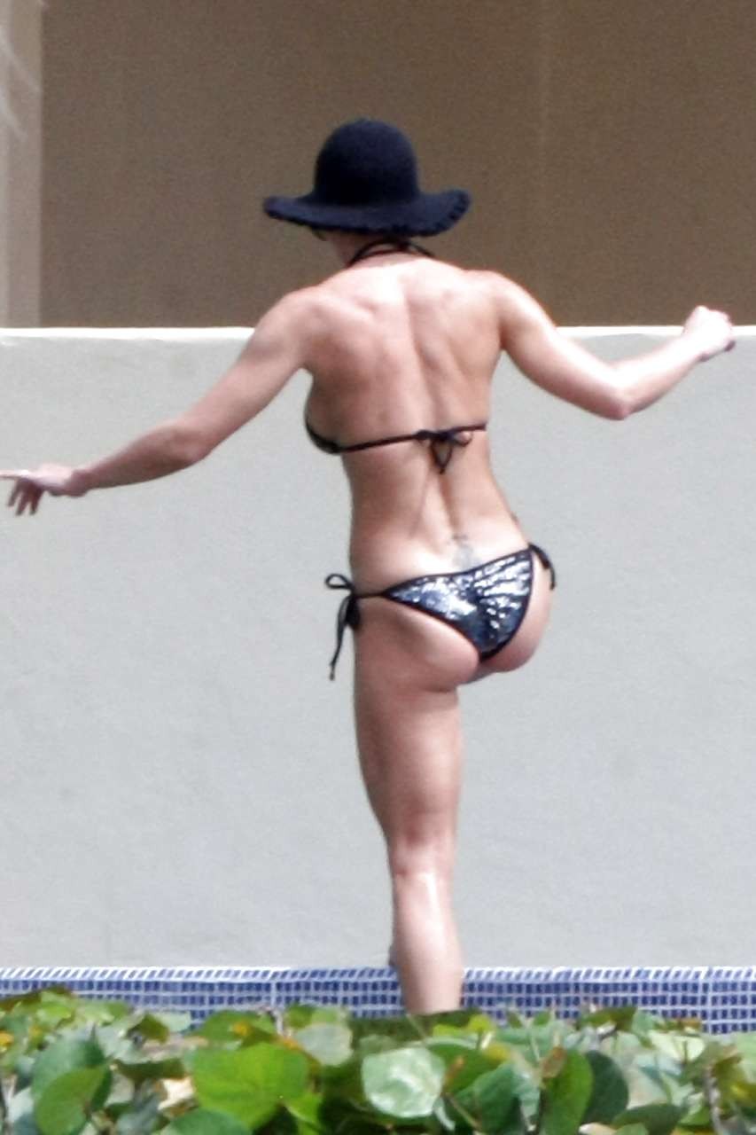 Jaime pressly posando en topless y mostrando su culo en bikini tanga
 #75302303