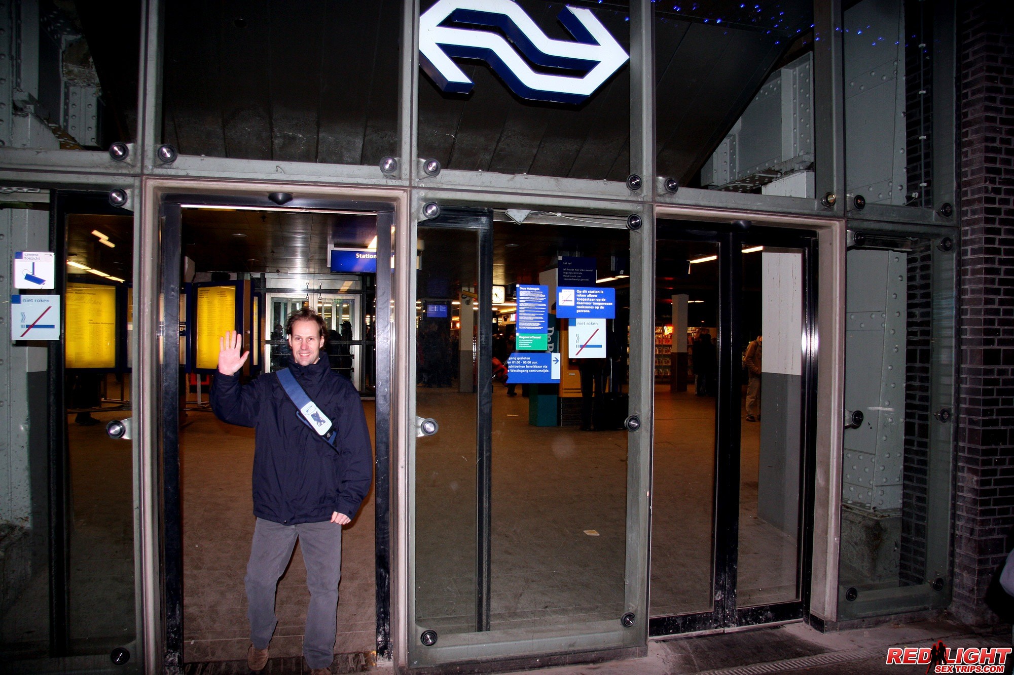 Un étalon italien se tape une vraie pute de vitrine à Amsterdam.
 #68820222