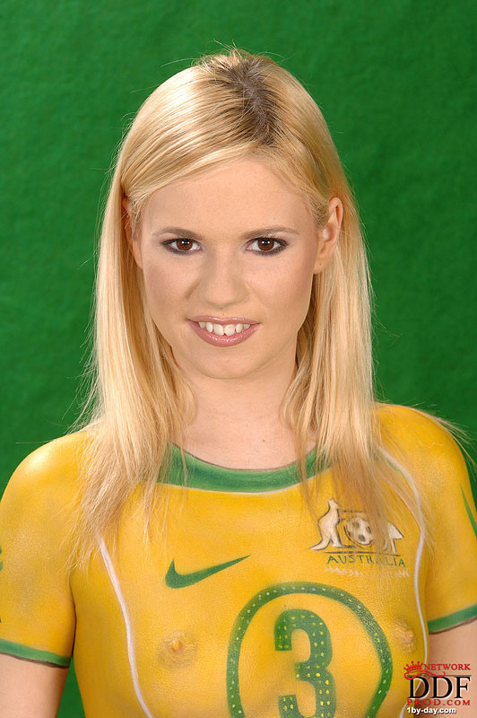Yasmine gold sexy blonde Fußball-Fan
 #70391995