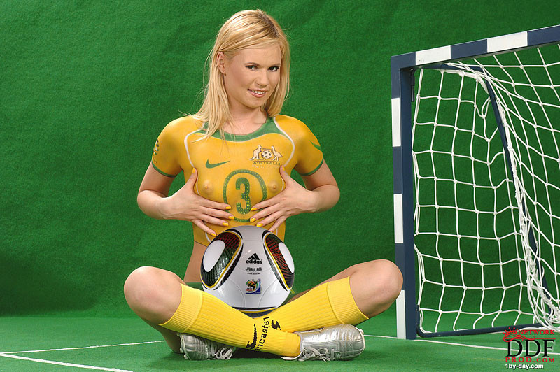Yasmine gold sexy blonde Fußball-Fan
 #70392022