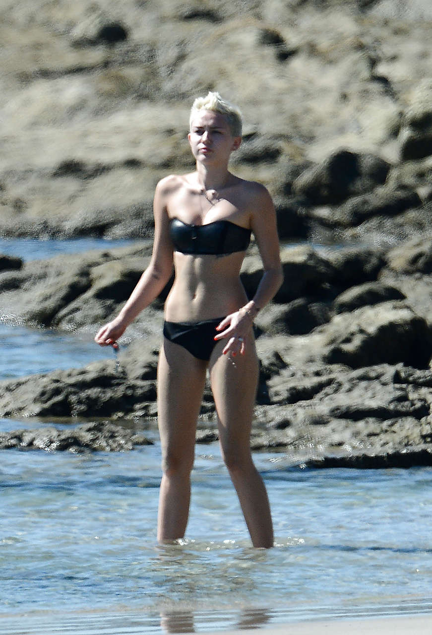 Miley Cyrus entblößt sexy Körper und heißen Arsch im Bikini am Strand
 #75241993