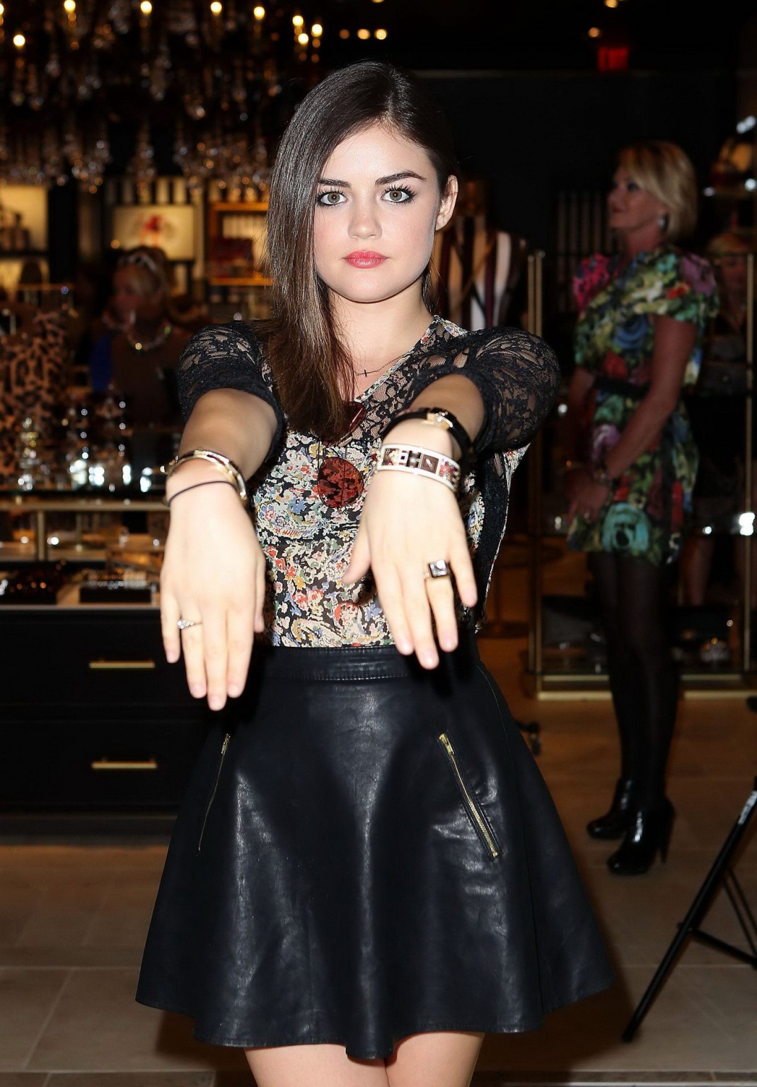 Lucy Hale leggy in mini gonna di pelle che apre il negozio di Henri Bendel alla moda 
 #75253757