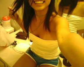 Fotos de una linda chica asiática desnuda y grabándose en el baño
 #79407721