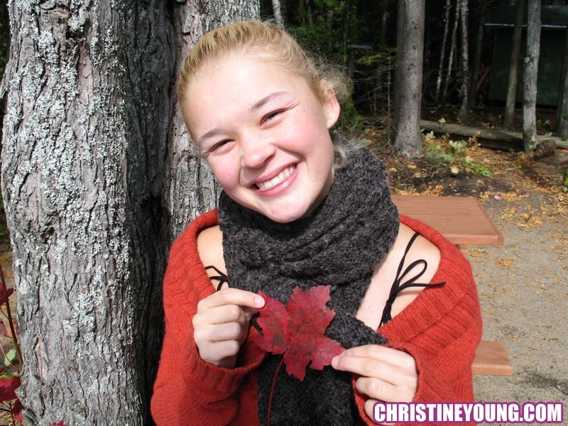 Christine Young, une jeune blonde qui montre ses seins devant la caméra.
 #73111323