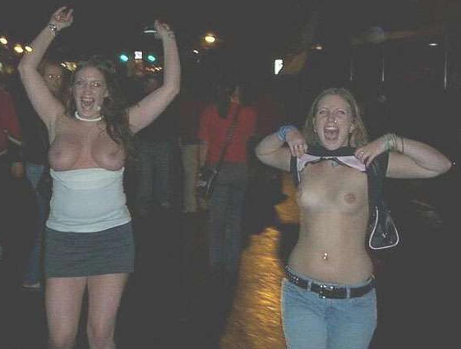Wirklich betrunkene Amateur-Mädchen, die ihre Titten zeigen
 #76396194