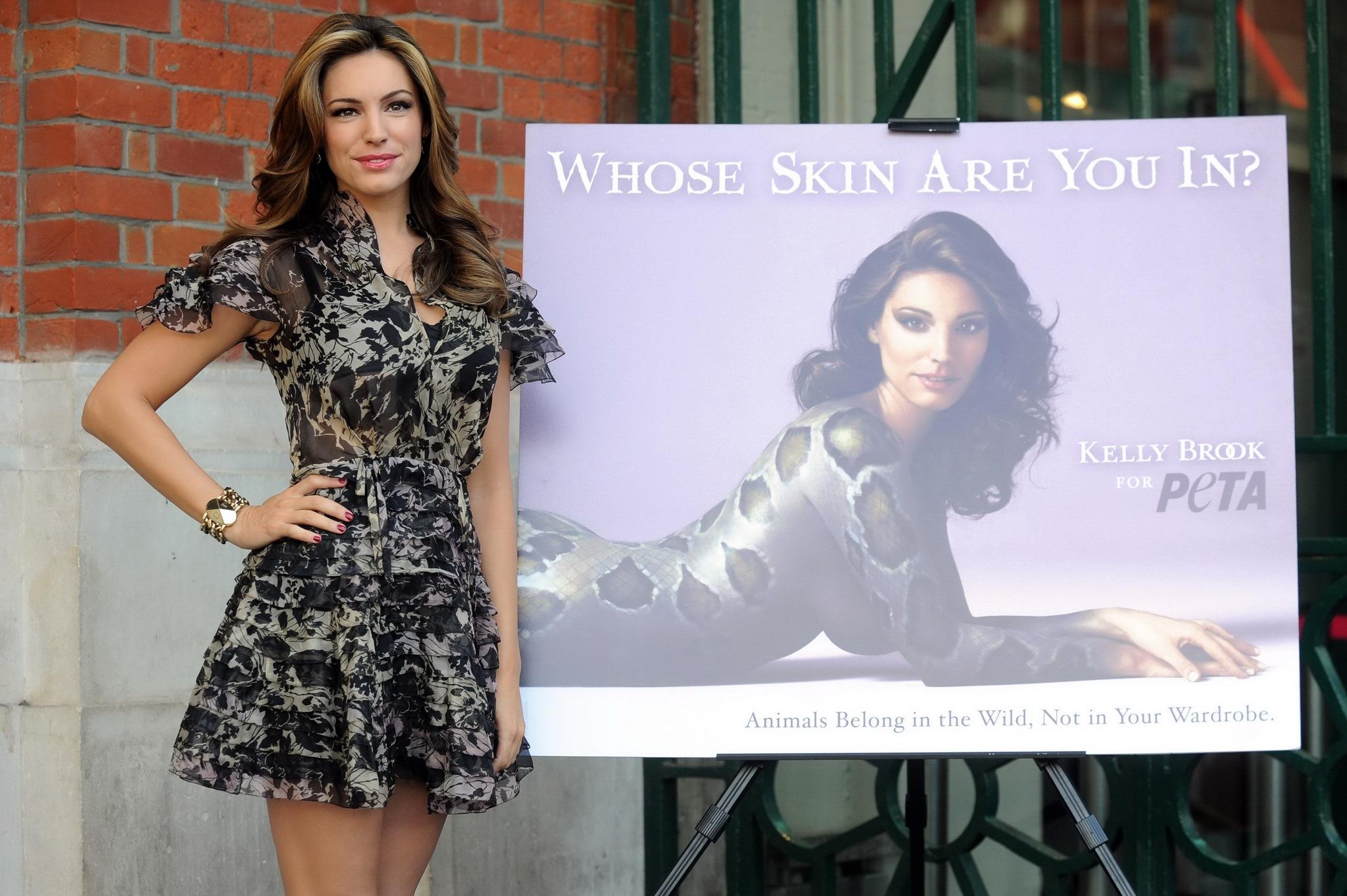 Kelly brook, corps nu peint pour la nouvelle campagne de peta advertising
 #75288266