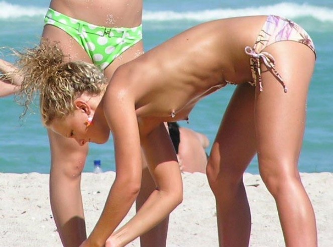Une plage nudiste montre deux magnifiques jeunes nues.
 #72250740