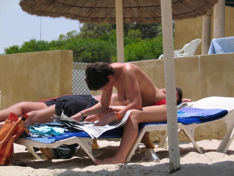 Une plage nudiste montre deux magnifiques jeunes nues.
 #72250829