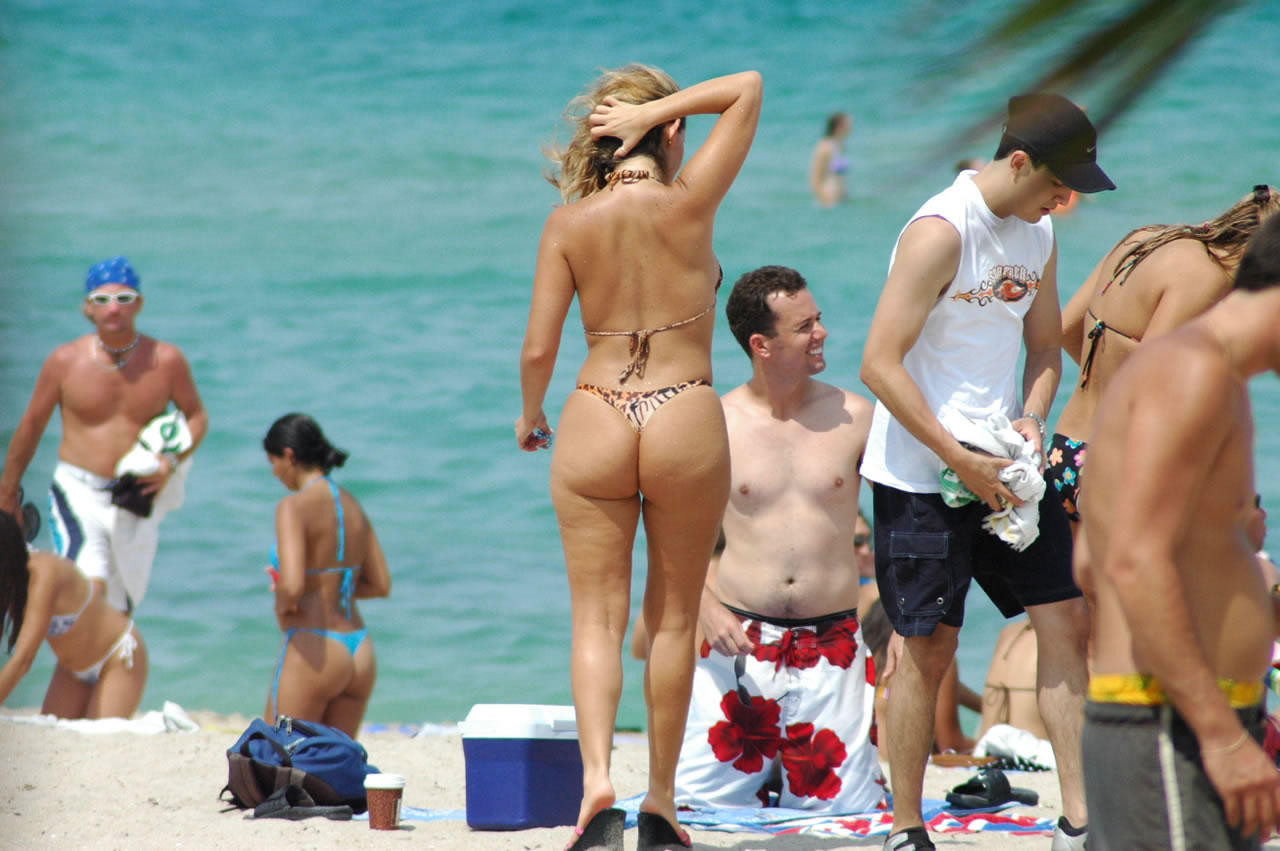 ヌーディストビーチでは2人のゴージャスな若者の裸が見られる
 #72250843