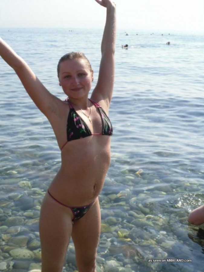 Bilder einer zierlichen Hottie posiert sexy in ihrem Bikini
 #67228750