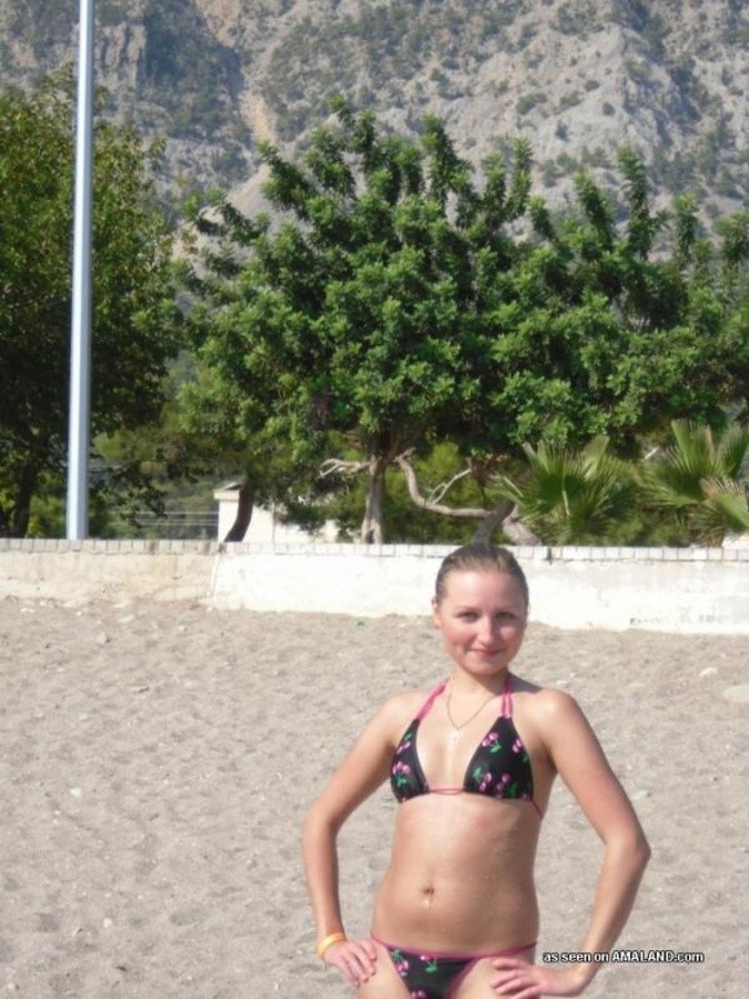 Bilder einer zierlichen Hottie posiert sexy in ihrem Bikini
 #67228758