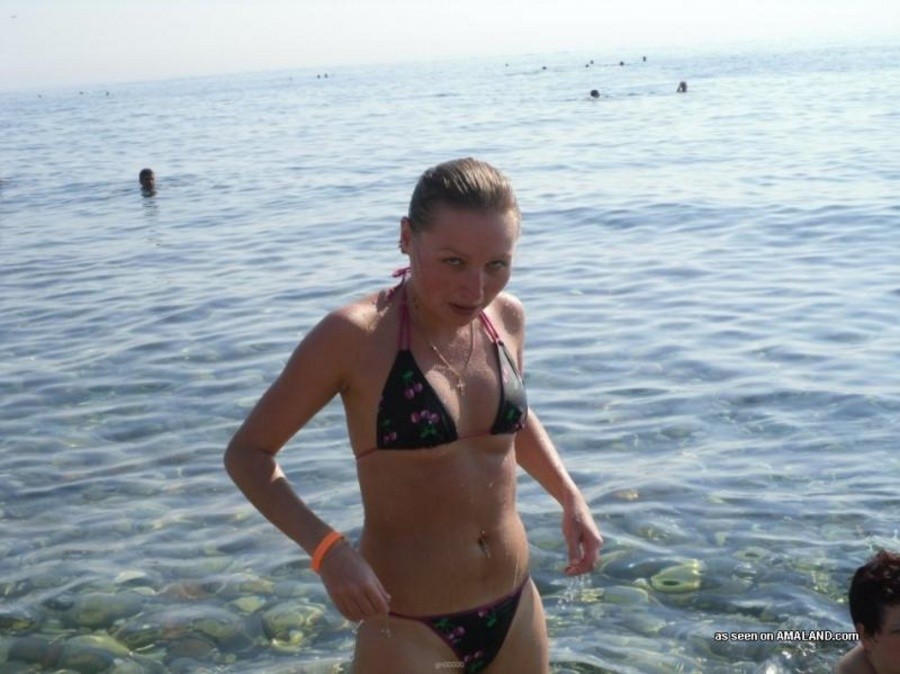 Bilder einer zierlichen Hottie posiert sexy in ihrem Bikini
 #67228764