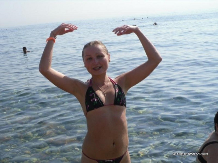 Bilder einer zierlichen Hottie posiert sexy in ihrem Bikini
 #67228784