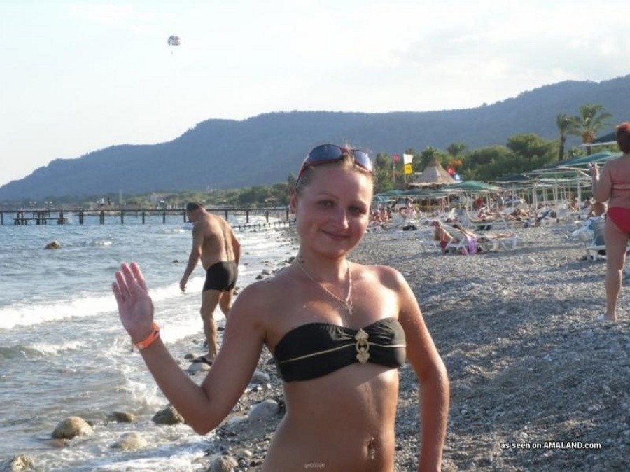 Bilder einer zierlichen Hottie posiert sexy in ihrem Bikini
 #67228789
