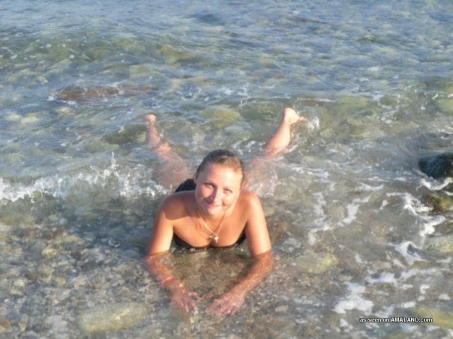 Bilder einer zierlichen Hottie posiert sexy in ihrem Bikini
 #67228792