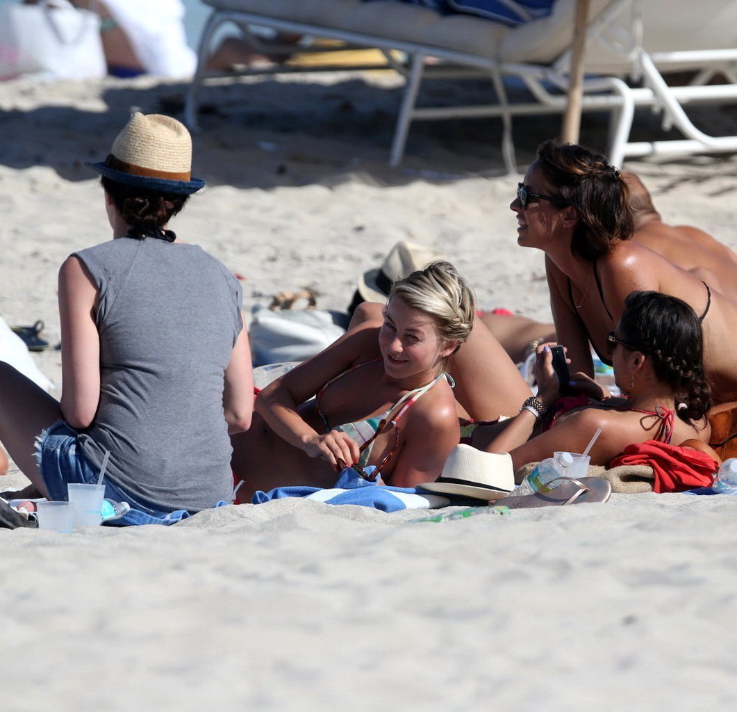 Julianne Hough montre ses fesses en bikini sur une plage de Miami. #75234163