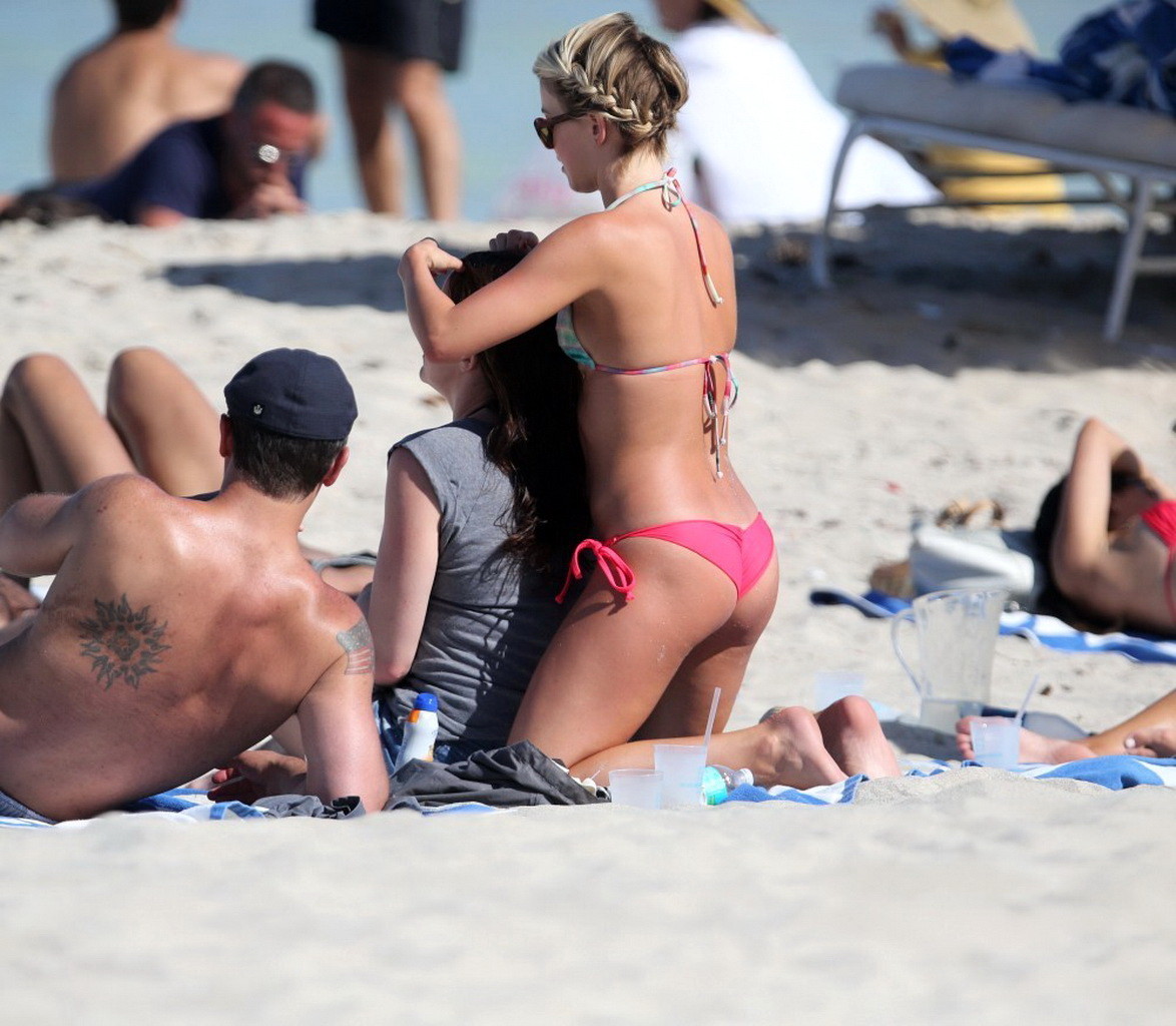 Julianne Hough montre ses fesses en bikini sur une plage de Miami. #75234200