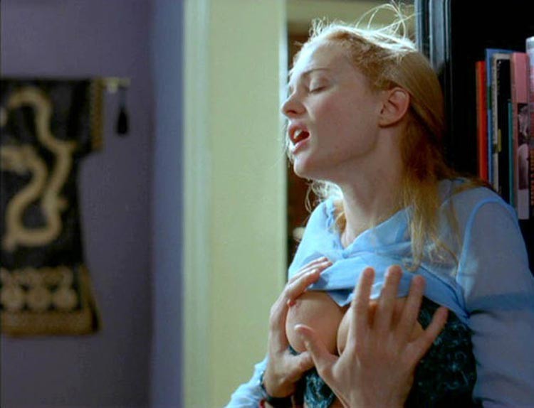 Heather graham dejando que un chico le toque las tetas
 #75369078