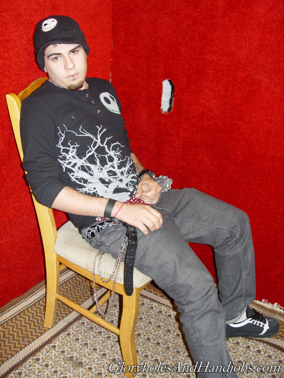 Un chico cachondo chupando una fuerte polla en una acción de gloryhole gay
 #76960536