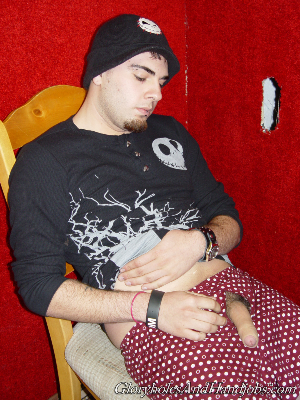 Un chico cachondo chupando una fuerte polla en una acción de gloryhole gay
 #76960551